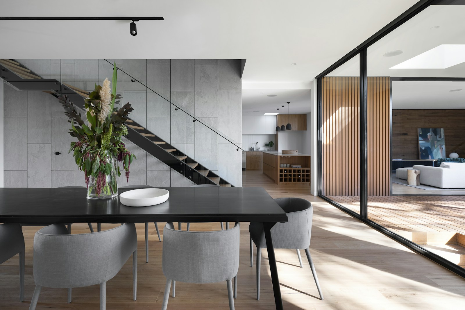 Interior reformado con cocina abierta y terraza