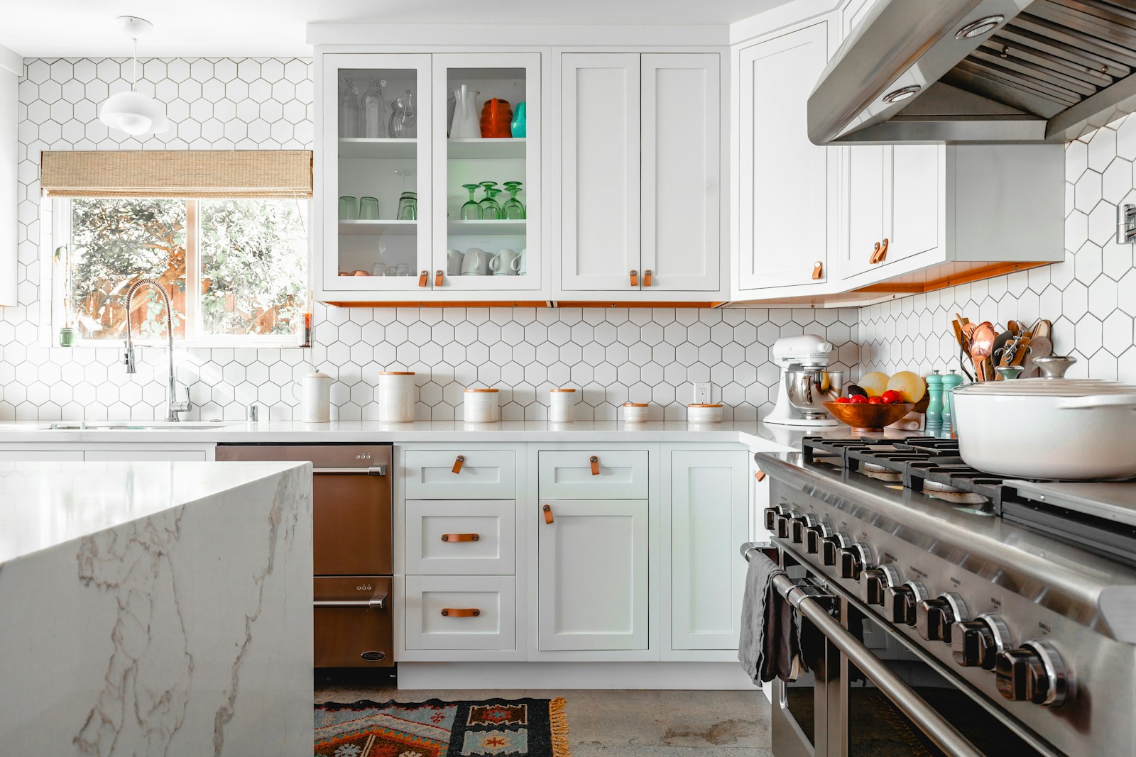 Cocina renovada con almacenaje y encimera clara.