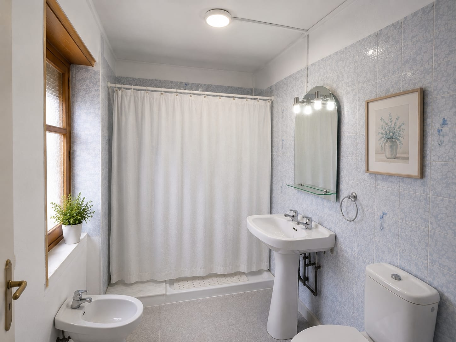 Baño actualizado y fácil de mantener.